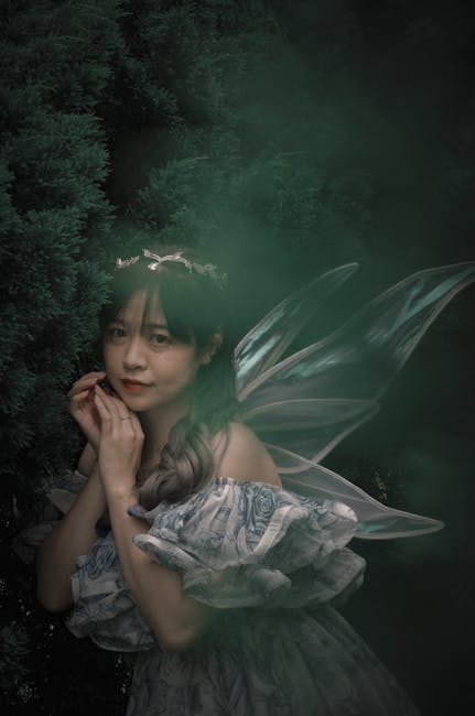 Fata eterea nel bosco incantato, realismo magico con ali iridescenti e corona, atmosfera sognante e misteriosa.