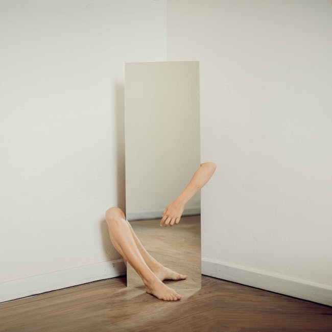 Riflesso distorto in uno specchio: gambe e braccio creano un'illusione ottica, concetto di angoli adiacenti e supplementari in geometria.