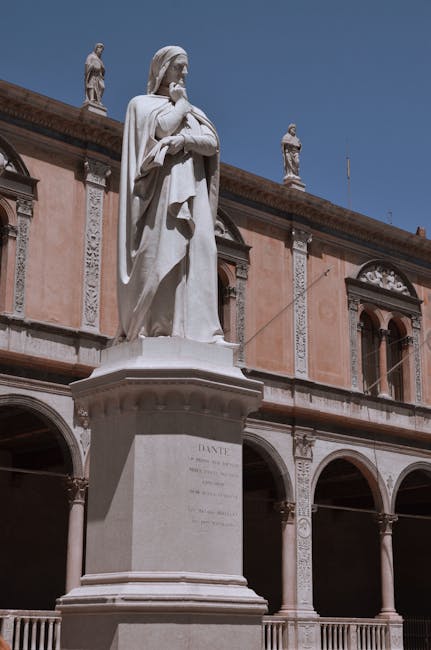 Statua di Dante Alighieri a Verona, omaggio al sommo poeta e maestro della letteratura italiana, esempio di ispirazione culturale.