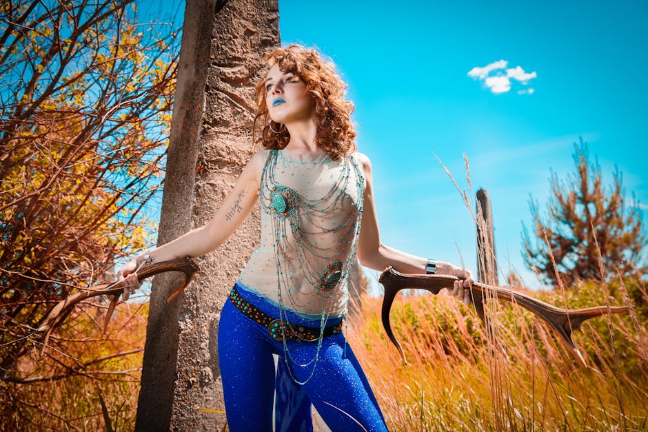 Ritratto di donna con corna di cervo in ambiente naturale, evocativo delle visioni di Marconi e della sua connessione con l'ignoto.