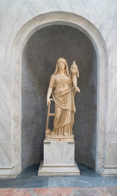 Statua di figura femminile classica in marmo bianco, simbolo di potere e mito, per articolo su Adolf Hitler.