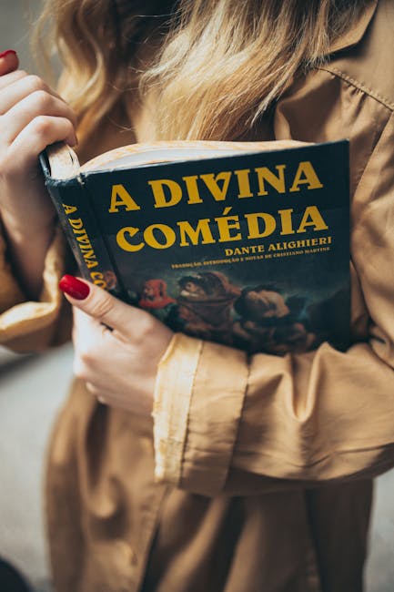 Donna che tiene in mano una copia de La Divina Commedia, ideale per l'apprendimento dell'italiano per stranieri.