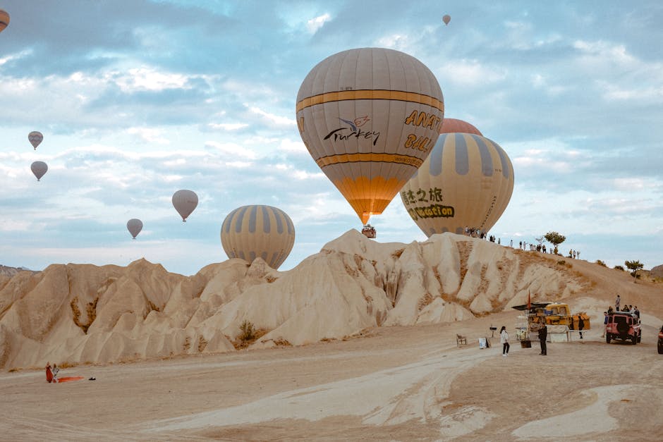 Gita scolastica invernale in Cappadocia: mongolfiere colorate che sorvolano il paesaggio unico, un'esperienza indimenticabile per studenti.