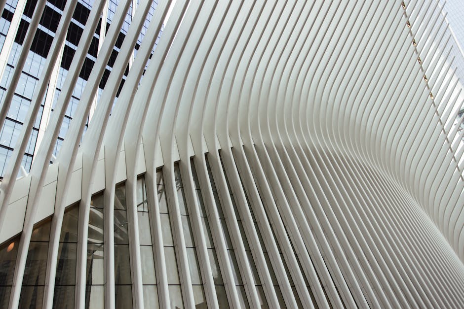 Struttura architettonica moderna con linee verticali bianche, metafora di innovazione e futuro nell'insegnamento unico e tecnologie educative.