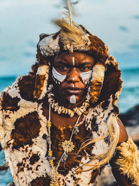 Uomo con copricapo e pitture tribali, possibile riferimento a rituali antichi e influenze culturali nella storia di Roma.