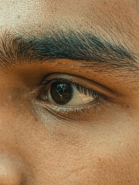 Primo piano dettagliato di un occhio umano, simbolo di attenzione e comprensione, in relazione al concetto di voltaggio unico.