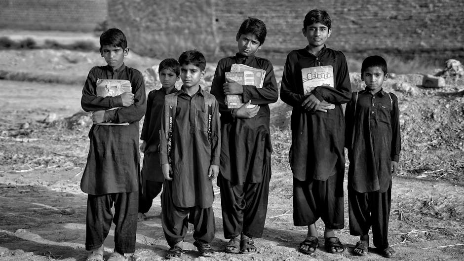 Ragazzi pakistani con libri di scuola: riflessioni sull'importanza dell'istruzione e la memoria del 7 ottobre nei programmi scolastici.