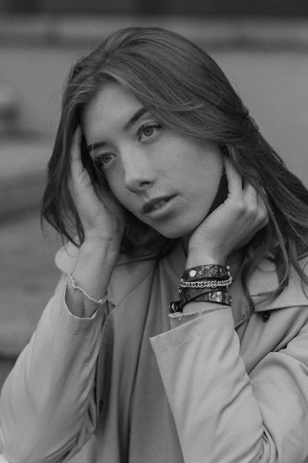 Frosinone, aggressione davanti alla scuola: studente ferito al collo con un coltello mentre cercava di difendersi