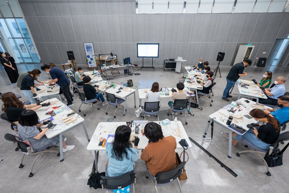 Partecipanti al Progetto 233 FAMI impegnati in attività pratiche di formazione linguistica e integrazione culturale in aula.