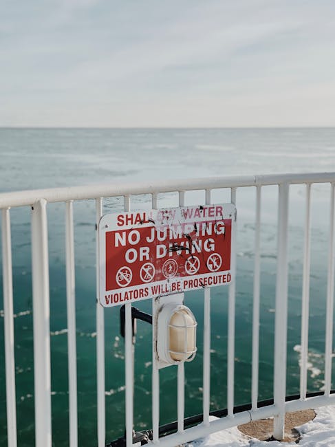 Cartello di divieto di tuffarsi vicino al mare, promemoria per soggiorni sicuri nelle Case del Maestro INPS per il 2026.