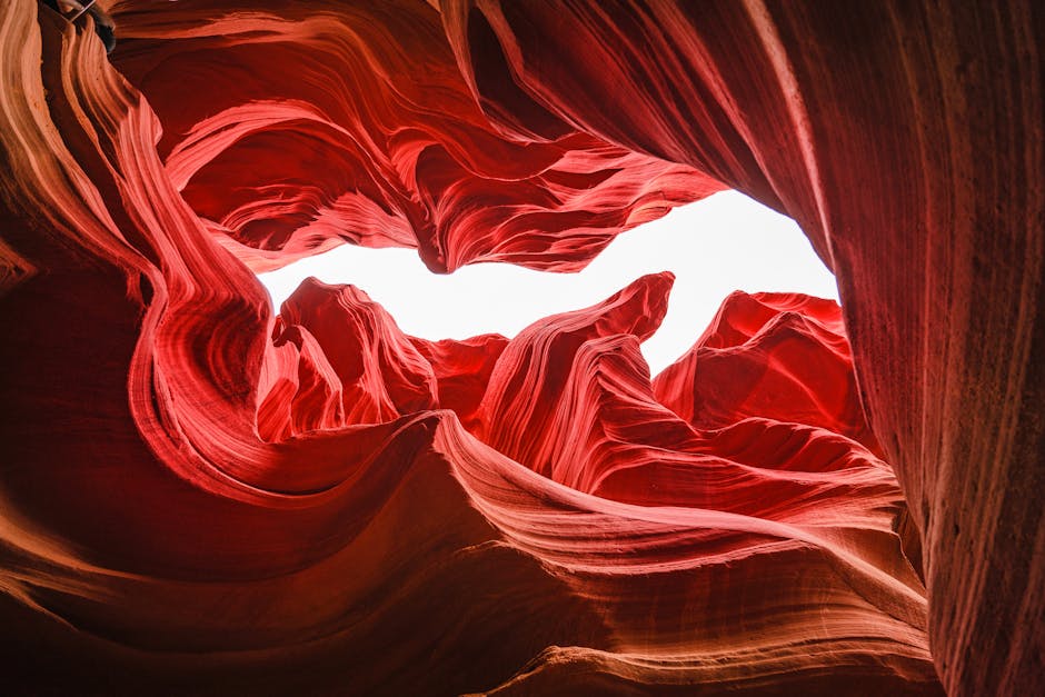 Antitesi cromatica: roccia rossa e cielo bianco, metafora visiva nell'articolo sulle figure retoriche e l'antitesi come contrasto.