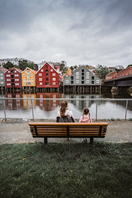 Relax a Trondheim: madre e figlia ammirano le case colorate sul fiume Nidelva, un'oasi di tranquillità vicino all'Abacus Hotel.