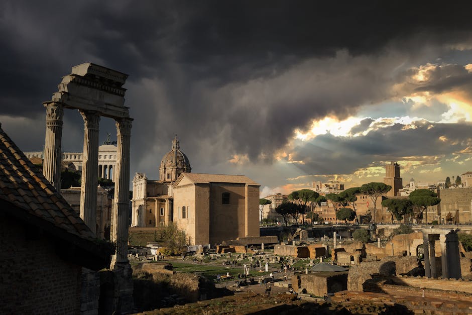 Roma antica al tramonto: il Foro Romano sotto un cielo nuvoloso, simbolo della vita da MAD di una docente precaria tra albe e rientri serali.