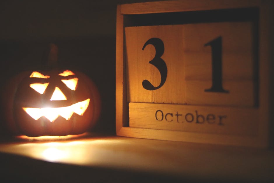 Zucca illuminata di Halloween accanto a calendario in legno con data 31 Ottobre, promemoria scadenza iscrizioni EOESit 2026