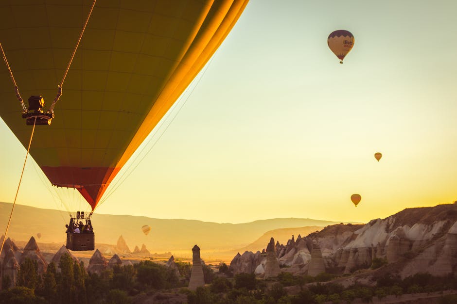 Mongolfiere che solcano il cielo all'alba in Cappadocia, evocando la magia e il realismo magico di Macondo nella letteratura.