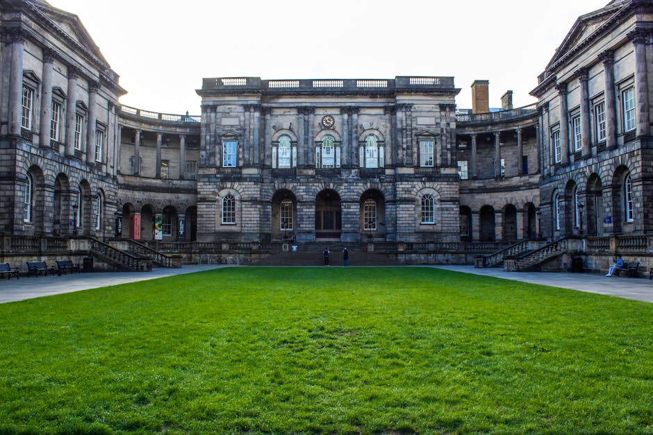 Università di Edimburgo: studenti e ChatGPT, un nuovo approccio all'apprendimento e alla ricerca accademica nel campus storico.