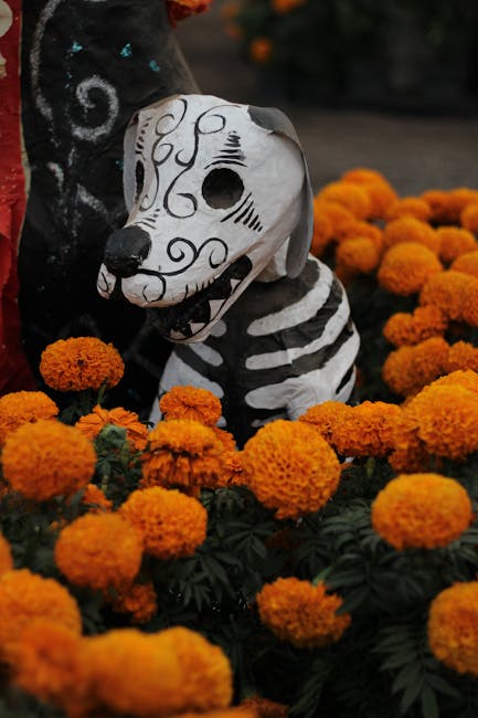 Cane scheletrico decorato con fiori arancioni, simbolo di memoria e ricordo, in un contesto commemorativo del Giorno del Ricordo.