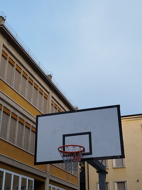 Canestro da basket nel cortile della scuola intitolata a Piersanti Mattarella a Pietradefusi Avellino simbolo di legalità