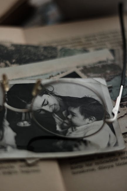 Foto d'epoca madre e figlio attraverso occhiali, riflesso del tempo e memoria legata alla storia letteraria di Dante.