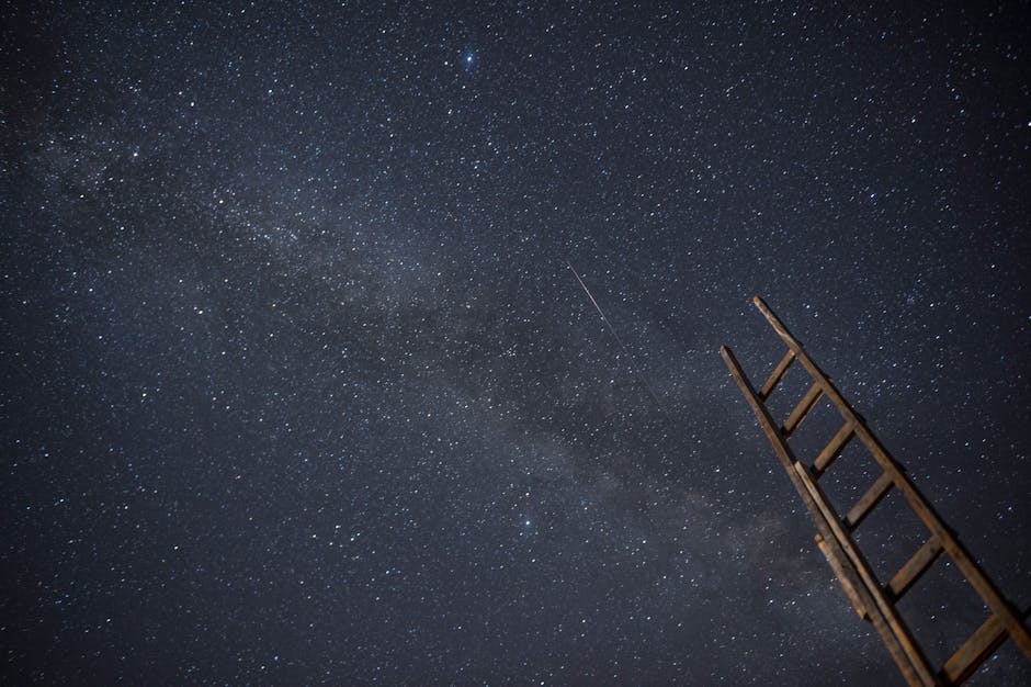 Cielo stellato con scala di legno, immagine per laboratori di astronomia e scoperta dello spazio profondo e delle stelle.