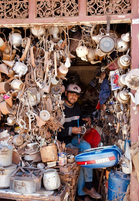 Artigiano al lavoro in un negozio di riparazioni: esempio di professionalità e ingegno nel mercato del lavoro locale.