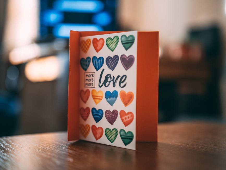 Biglietto d'auguri con cuori colorati e scritta Love, simbolo di inclusione e accessibilità per tutti, anche nelle palestre scolastiche.