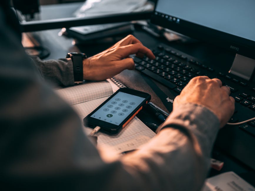 Calcolo sezione cavo elettrico: persona al computer con smartphone per dimensionamento cavi e sicurezza impianti.
