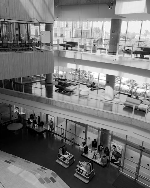 Spazio di apprendimento moderno con studenti, esempio di ambiente per la formazione alla leadership e sviluppo del potenziale.