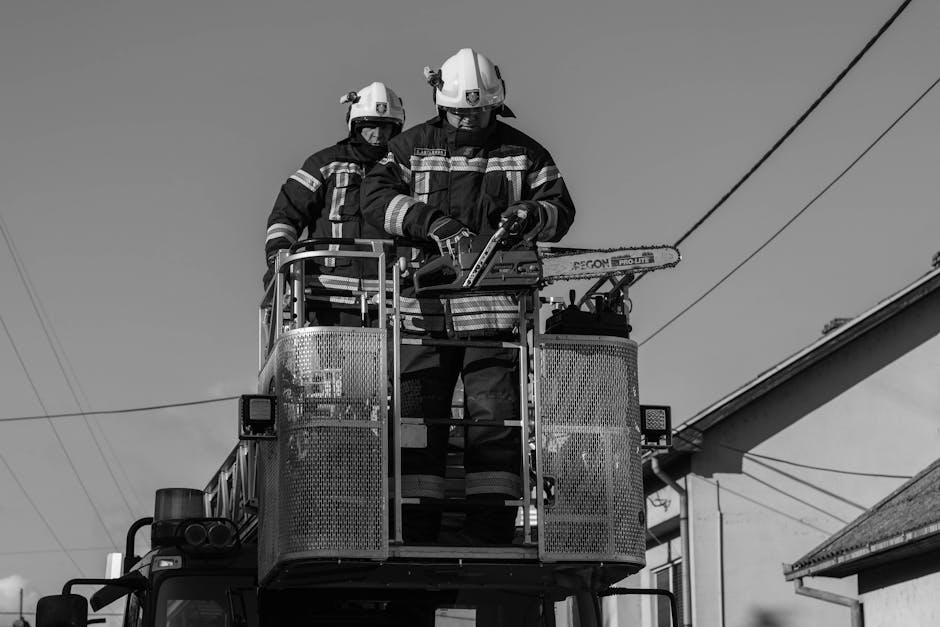 Due vigili del fuoco su scala con motosega, immagine in bianco e nero che evoca l'efficienza dei servizi pubblici potenziati dall'AI.