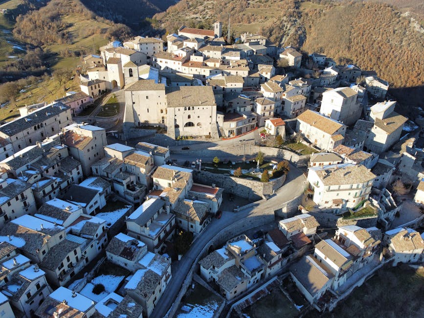 Vista aerea di un borgo medievale nel Sud Italia, simbolo del successo delle ITS Academy e del PNRR nel Mezzogiorno