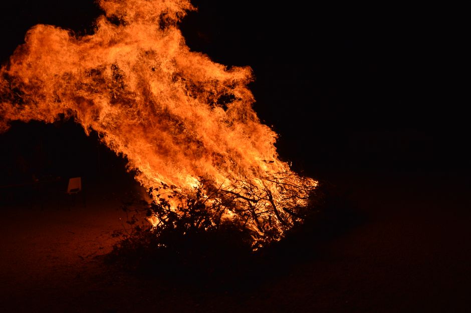 Capannone in fiamme a Vicopisano: scuola evacuata e ipotesi autocombustione al vaglio