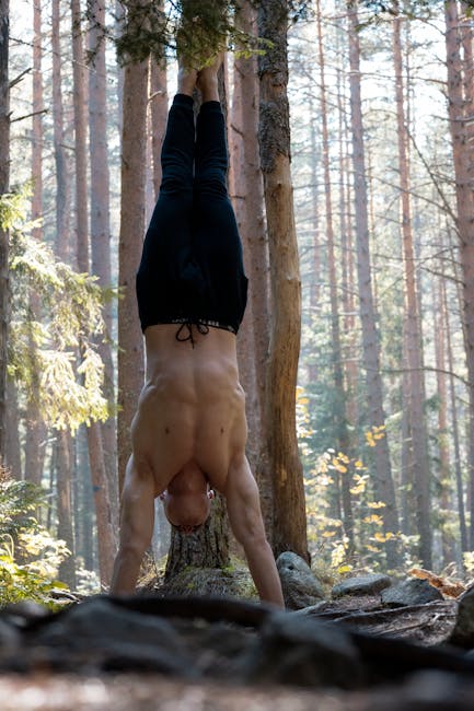 Uomo a testa in giù nella foresta: metafora del debito formativo e strategie per superarlo con successo, equilibrio e resilienza.