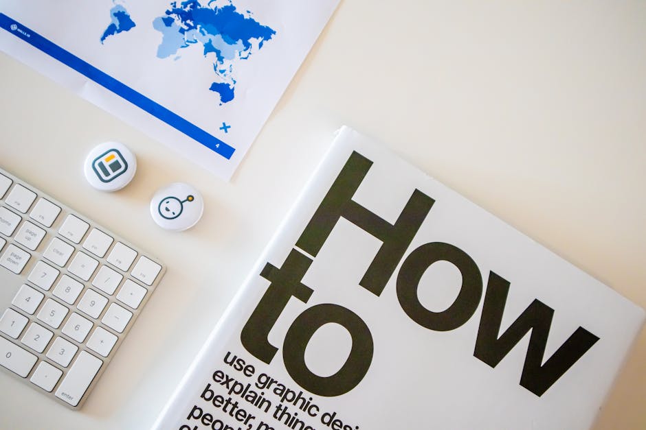 Organizzare l'angolo studio: tastiera, libro How to e mappa per ispirare la creatività nella cameretta dei bambini.