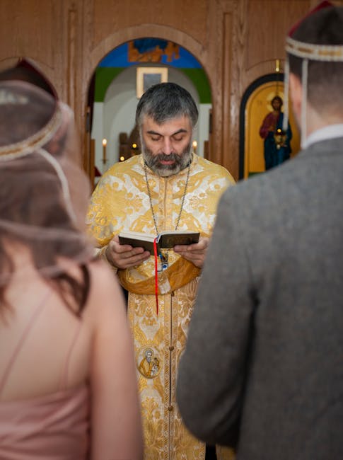 Celebrazione religiosa con sacerdote che legge un libro sacro, simbolo di impegno culturale e spirituale per la comunità
