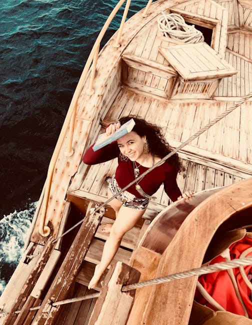 Donna sorridente con libro su barca di legno, metafora dell'analisi dei verbi come viaggio nella lingua e scoperta.