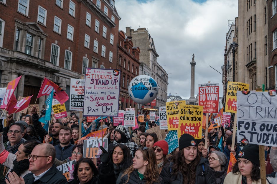 Manifestazione studentesca per il diritto allo studio e il futuro dell'istruzione, cartelli e striscioni di protesta in primo piano.