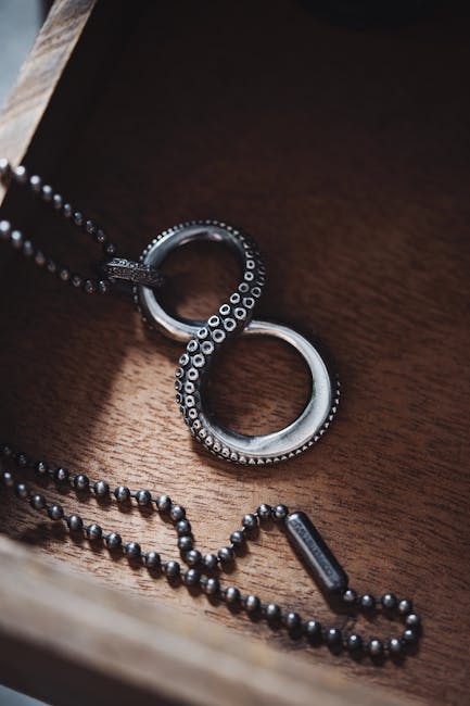 Collana con ciondolo a forma di otto ispirato ai tentacoli di polpo, dettaglio su legno, concetto di formule cerchio unico