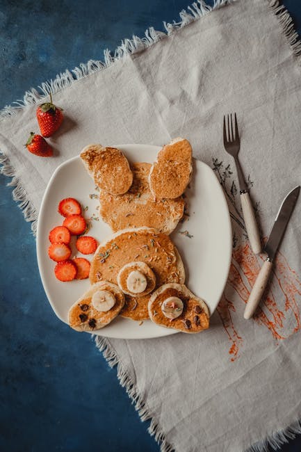 Pancake a forma di coniglio con fragole e banane, idea merenda sana e veloce per bambini a scuola