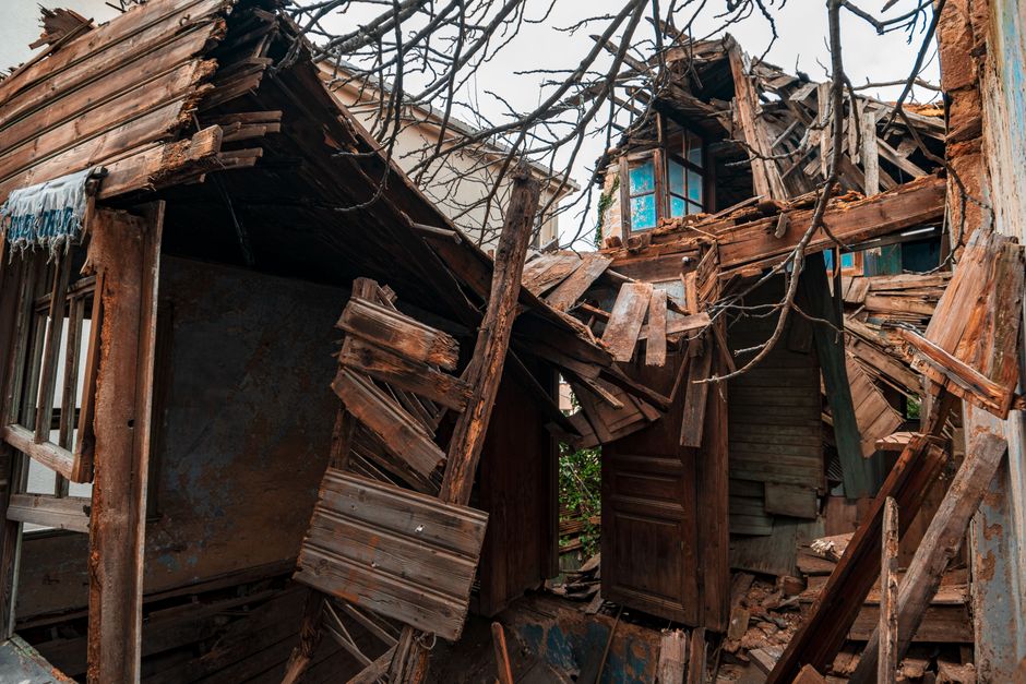 Terremoto magnitudo 7.8 nelle Filippine del Sud: evacuazioni in corso e crollo di tettoia in una scuola elementare