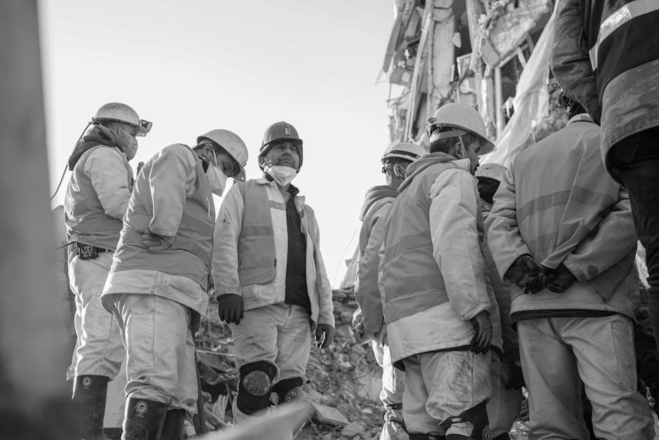 Soccorritori al lavoro tra le macerie: un esempio di resilienza e impegno umanitario in contesti di crisi e disastri naturali.