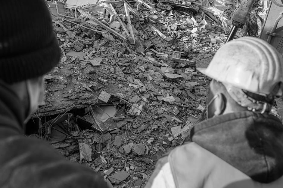 Ricostruzione post terremoto Friuli, operai al lavoro tra le macerie simbolo di resilienza e rinascita dopo il sisma del 1976