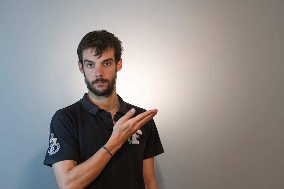 Uomo che indica uno spazio vuoto, ideale per visualizzare nuove metodologie didattiche e approcci innovativi nell'insegnamento.