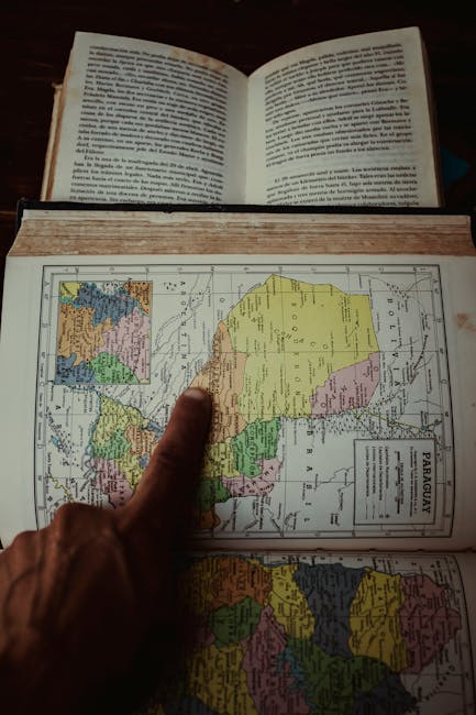 Esercizi di letteratura latina: mappa antica del Paraguay in un libro aperto, dito che indica un punto, storia e cultura