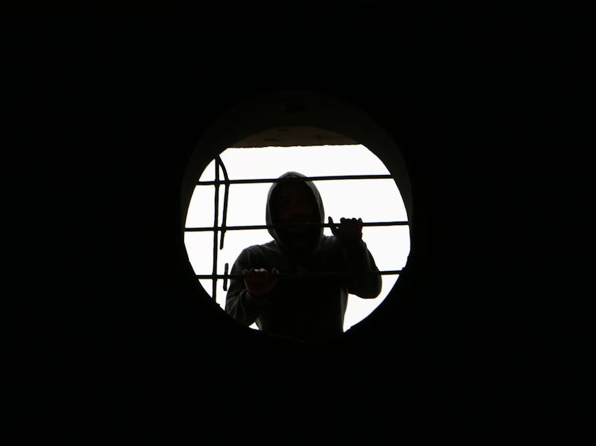 Figura in silhouette dietro un cerchio con sbarre, metafora visiva delle regole del cerchio in geometria e delle sue limitazioni.