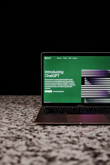 Schermata di un laptop che mostra la pagina di presentazione di ChatGPT, elemento chiave della piattaforma Frontier di OpenAI.