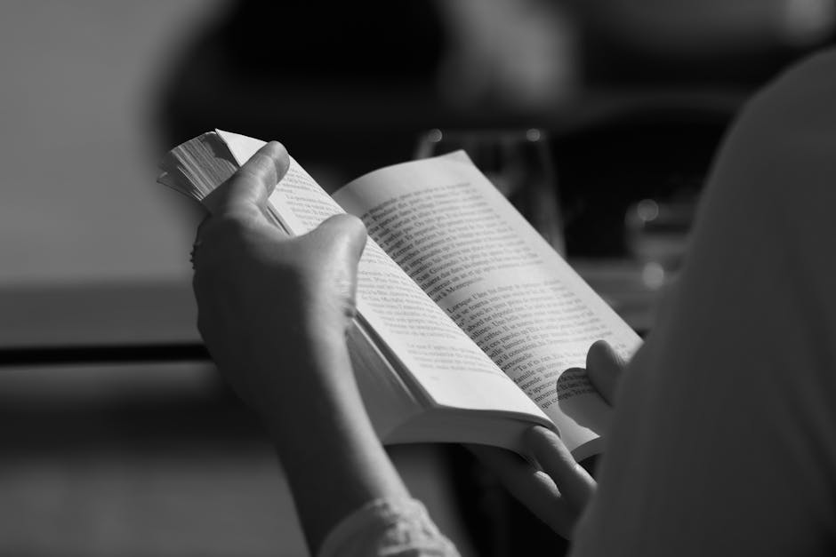Lettura di Adelchi di Manzoni: dettaglio del libro aperto con testo visibile, approfondimento sull'opera letteraria italiana.