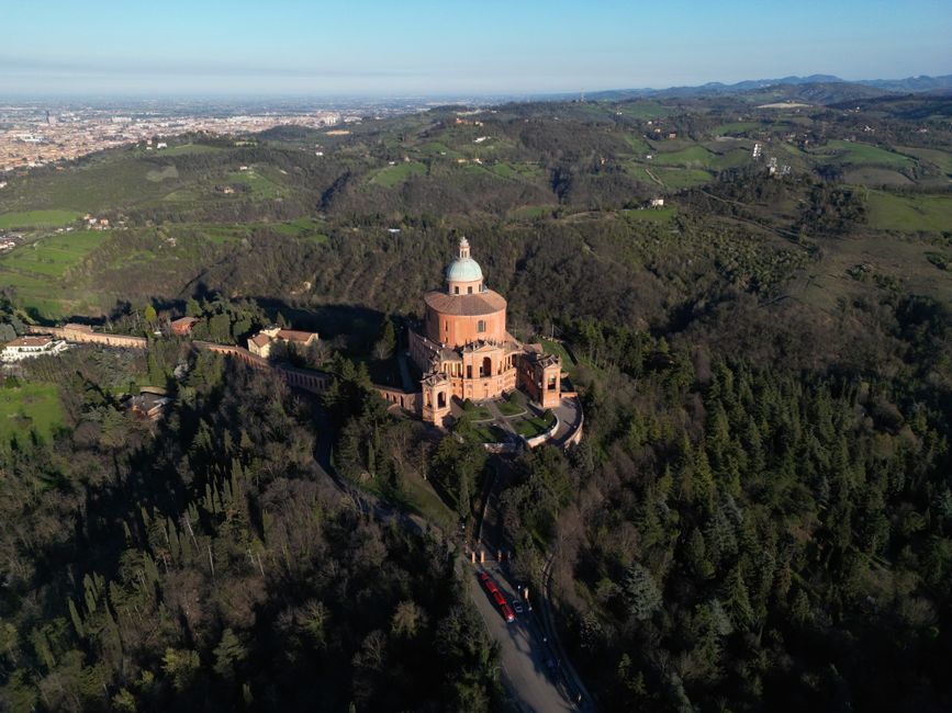 Tragedia al Liceo Righi di Bologna: il decesso del 19enne investito dopo la maturità e le conseguenze per la comunità scolastica