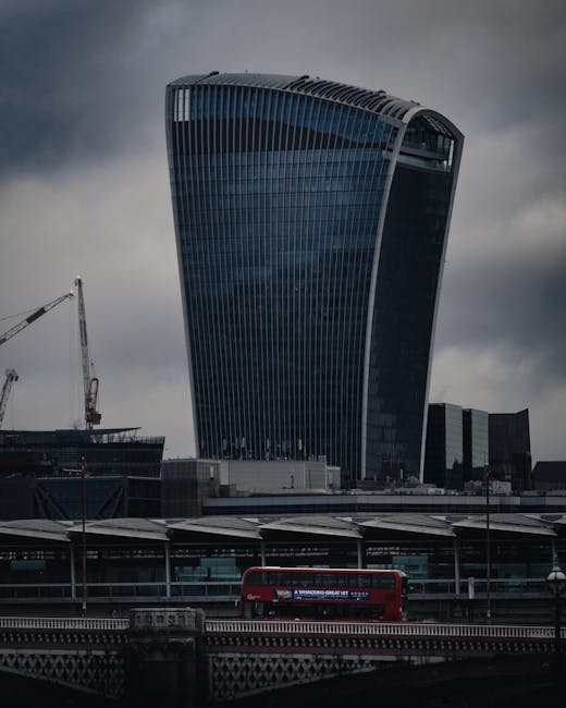 Skygarden Londra e autobus rosso: metafora visiva di pianificazione finanziaria per un futuro solido e sereno come la città