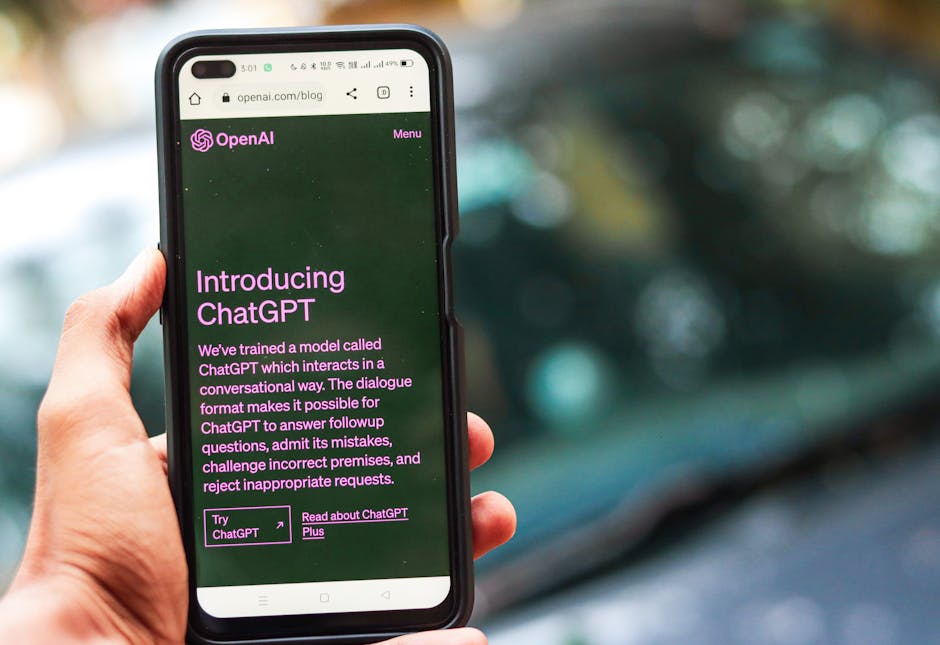 Smartphone che mostra ChatGPT di OpenAI, risorsa per aziende AI nel marketplace Amazon, intelligenza artificiale e contenuti editoriali