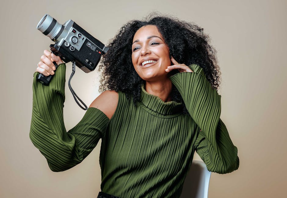 Donna sorridente con cinepresa vintage: echi dell'Eneide nel cinema moderno e narrazione visiva contemporanea.